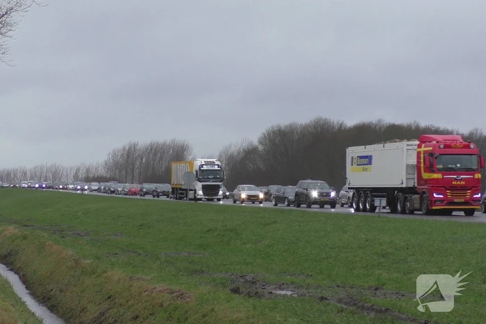 Meerdere voertuigen botsen en trailer raakt los