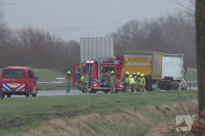Meerdere voertuigen botsen en trailer raakt los