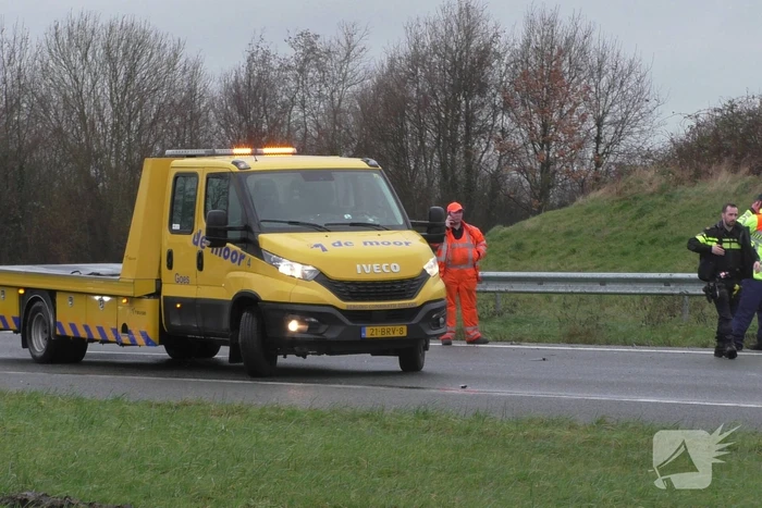 Meerdere voertuigen botsen en trailer raakt los