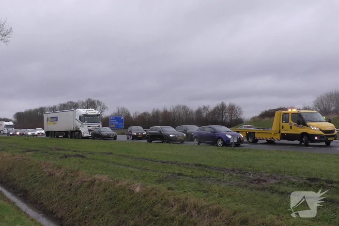 Meerdere voertuigen botsen en trailer raakt los