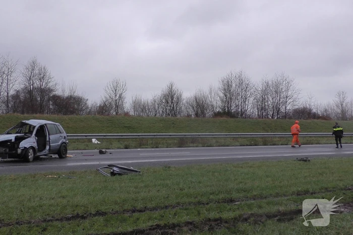 Meerdere voertuigen botsen en trailer raakt los