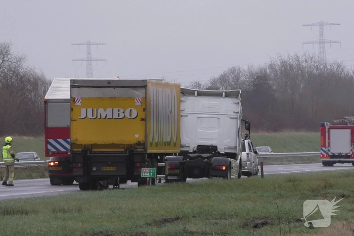 Meerdere voertuigen botsen en trailer raakt los