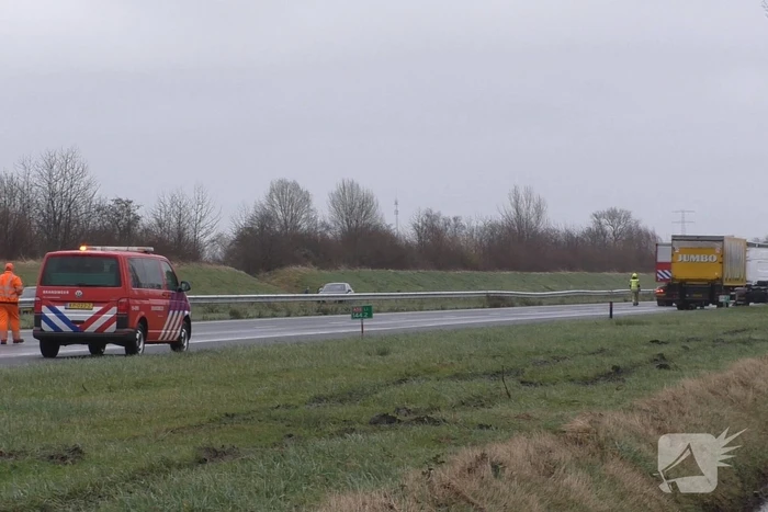 Meerdere voertuigen botsen en trailer raakt los