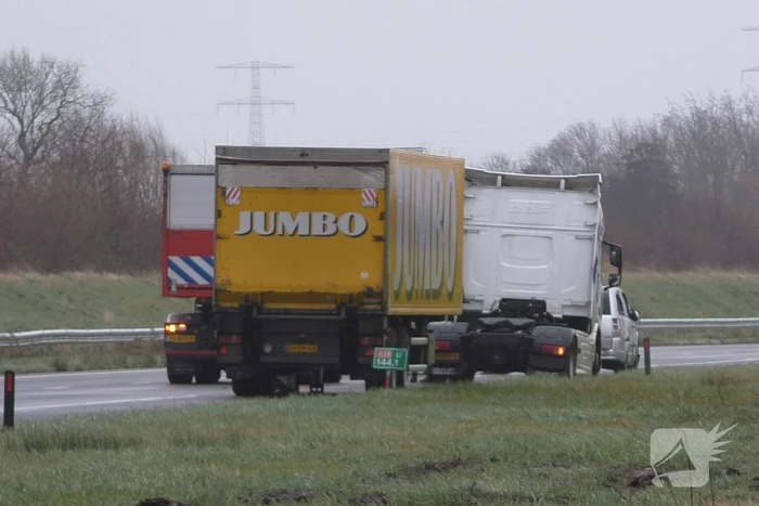 Meerdere voertuigen botsen en trailer raakt los