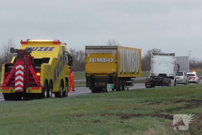 Meerdere voertuigen botsen en trailer raakt los