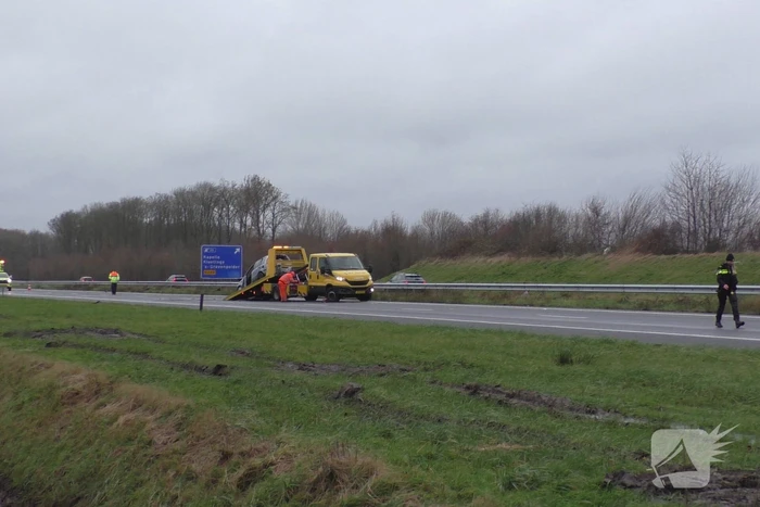 Meerdere voertuigen botsen en trailer raakt los