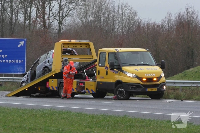 Meerdere voertuigen botsen en trailer raakt los