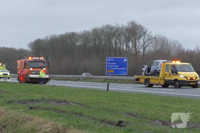 Meerdere voertuigen botsen en trailer raakt los