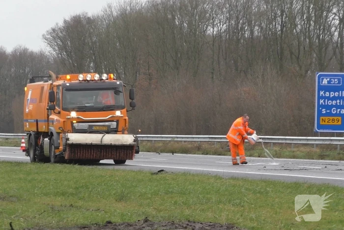 Meerdere voertuigen botsen en trailer raakt los