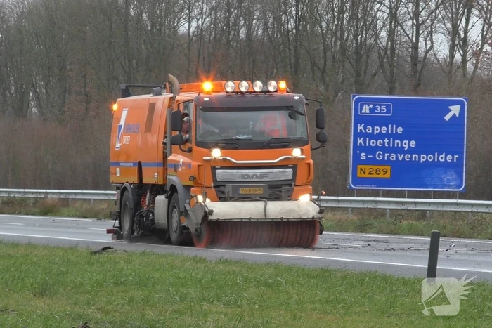 Meerdere voertuigen botsen en trailer raakt los