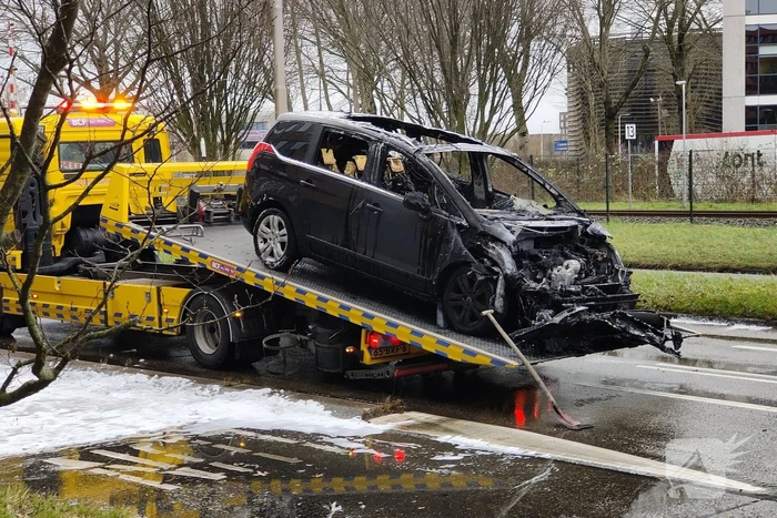 Auto volledig uitgebrand