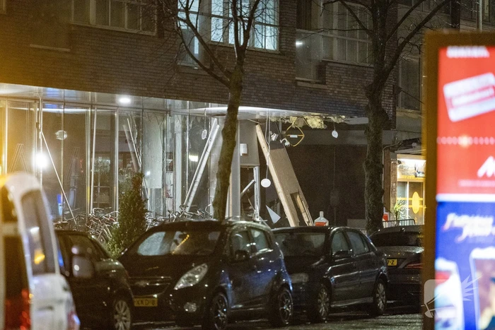 Veel schade door plofkraak bij geldautomaat