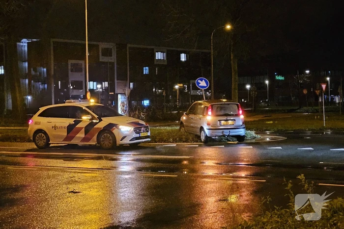 Automobilist neemt bocht te kort en rijdt tegen verkeersbord