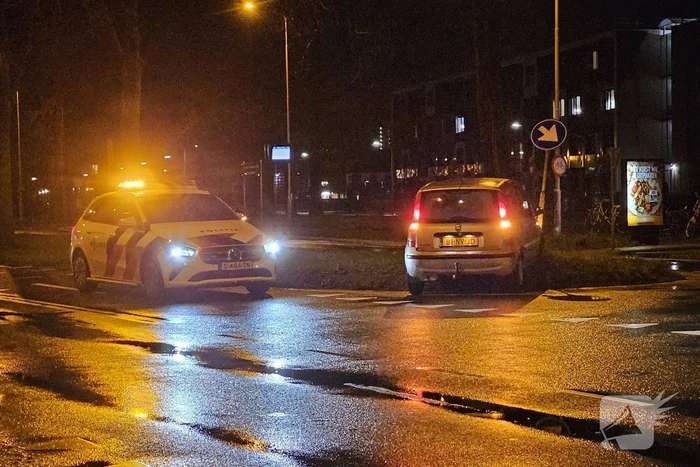 Automobilist neemt bocht te kort en rijdt tegen verkeersbord