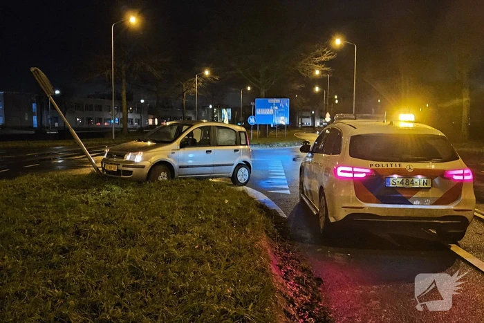 Automobilist neemt bocht te kort en rijdt tegen verkeersbord