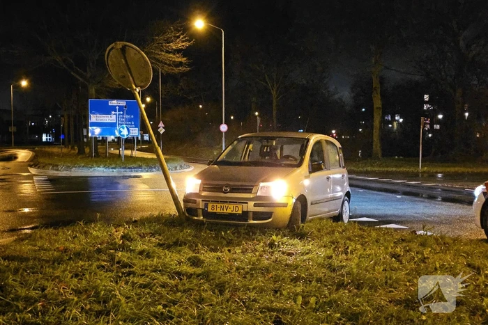 Automobilist neemt bocht te kort en rijdt tegen verkeersbord