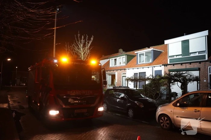 Nok van woning waait los door harde wind