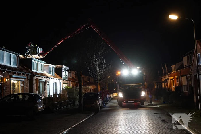 Nok van woning waait los door harde wind