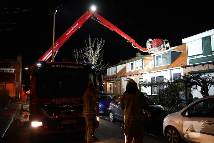 Nok van woning waait los door harde wind