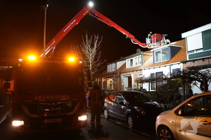 Nok van woning waait los door harde wind
