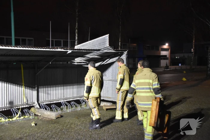 Fietshok dreigt weg te waaien
