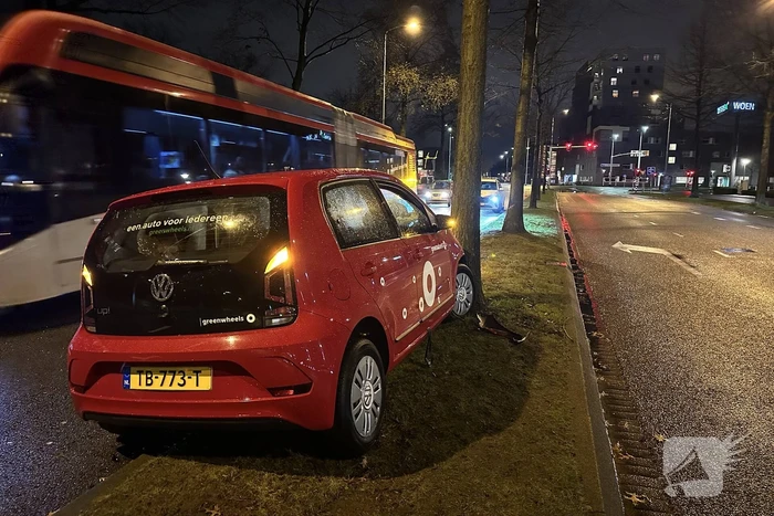 Bejaard echtpaar gewond bij botsing tegen boom