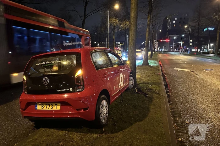 Bejaard echtpaar gewond bij botsing tegen boom