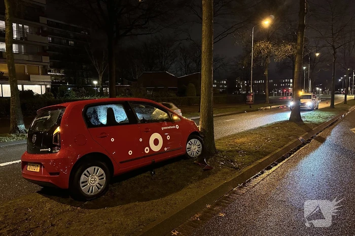 Bejaard echtpaar gewond bij botsing tegen boom