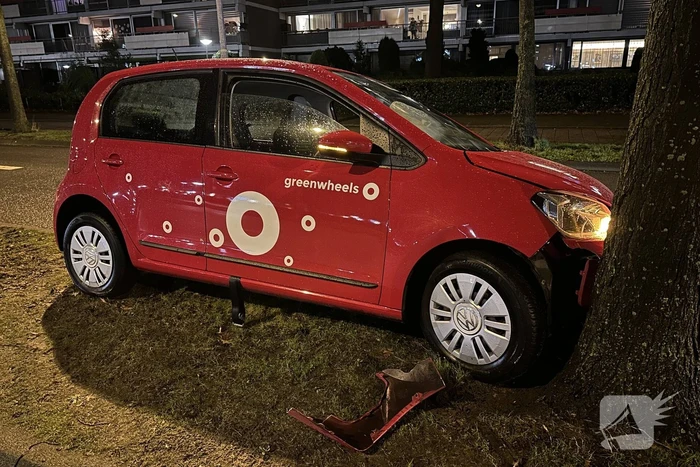 Bejaard echtpaar gewond bij botsing tegen boom
