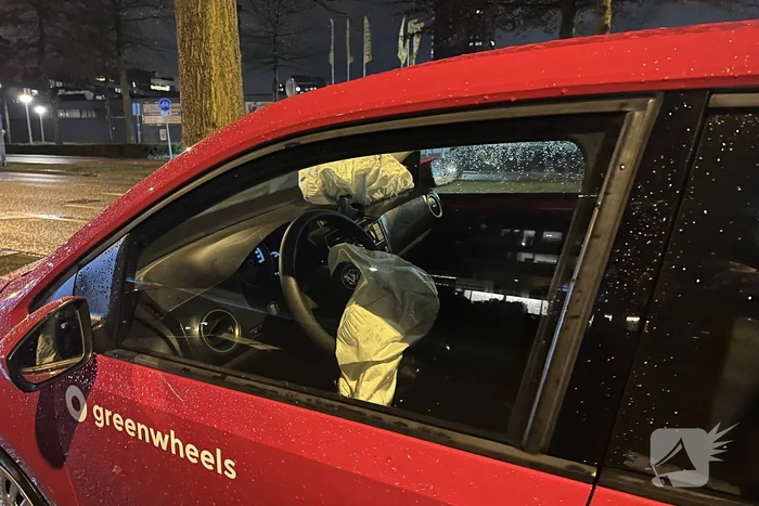Bejaard echtpaar gewond bij botsing tegen boom