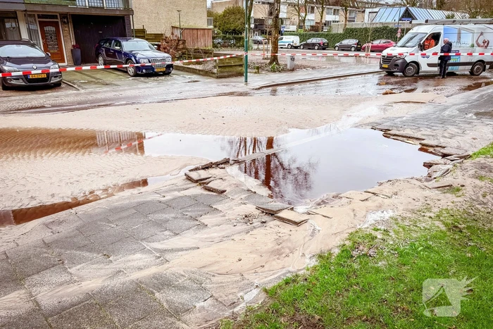 Straat afgesloten door waterleidingbreuk