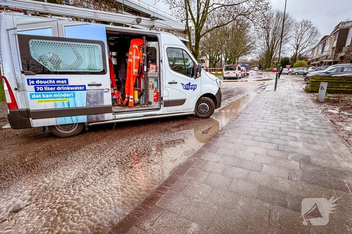 Straat afgesloten door waterleidingbreuk