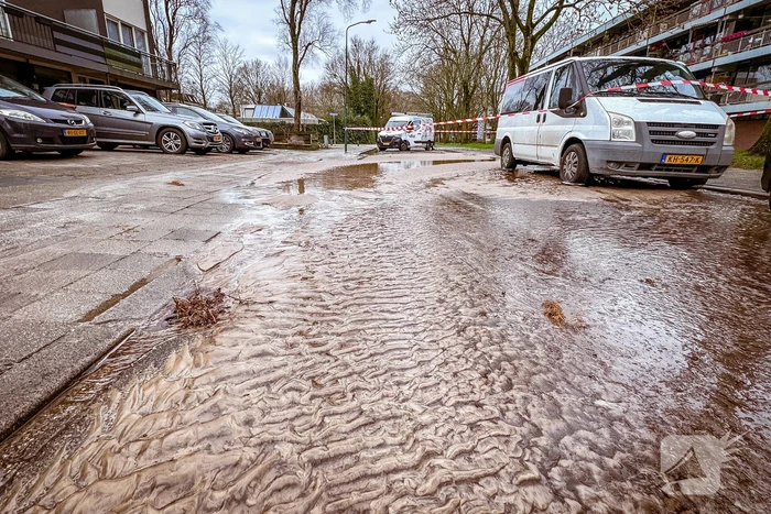 Straat afgesloten door waterleidingbreuk