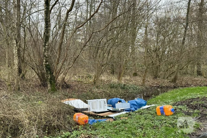 Meerdere vaten en afval gevonden bij parkeerplaats