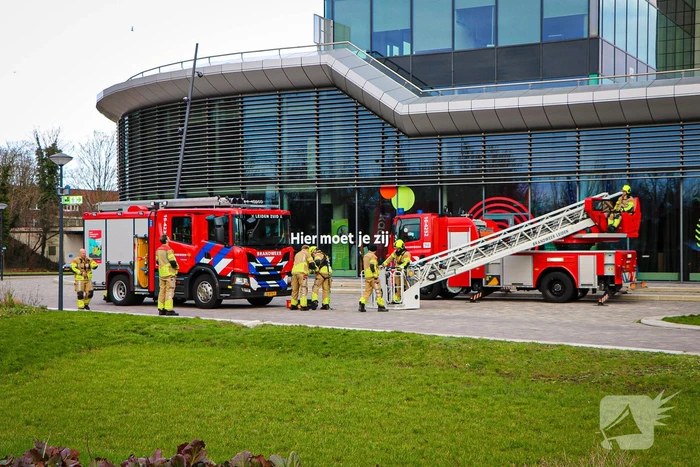 Loszittende gevelplaat bij gebouw van mboRijnland
