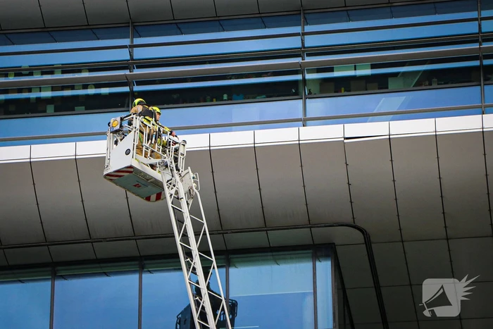 Loszittende gevelplaat bij gebouw van mboRijnland