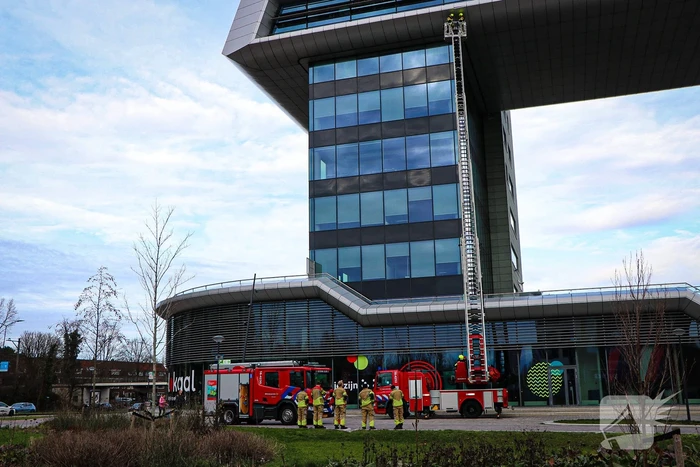 Loszittende gevelplaat bij gebouw van mboRijnland