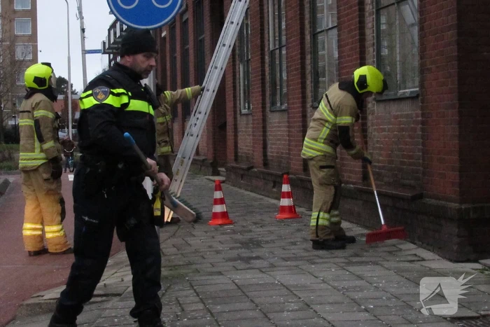 Ruit van gebouw gesprongen, brandweer ingezet