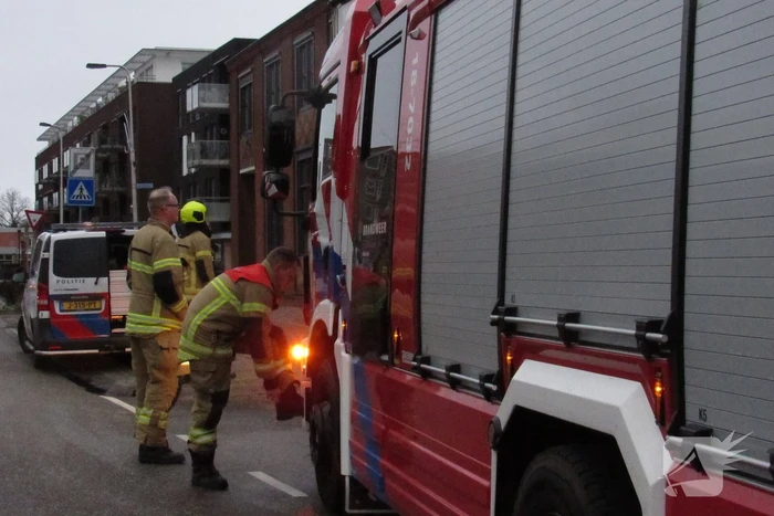 Ruit van gebouw gesprongen, brandweer ingezet