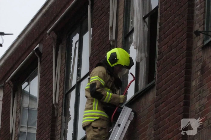 Ruit van gebouw gesprongen, brandweer ingezet