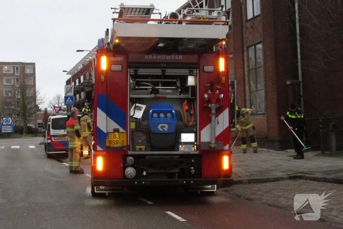 Ruit van gebouw gesprongen, brandweer ingezet