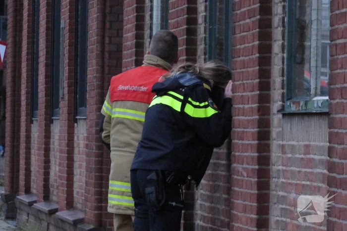 Ruit van gebouw gesprongen, brandweer ingezet
