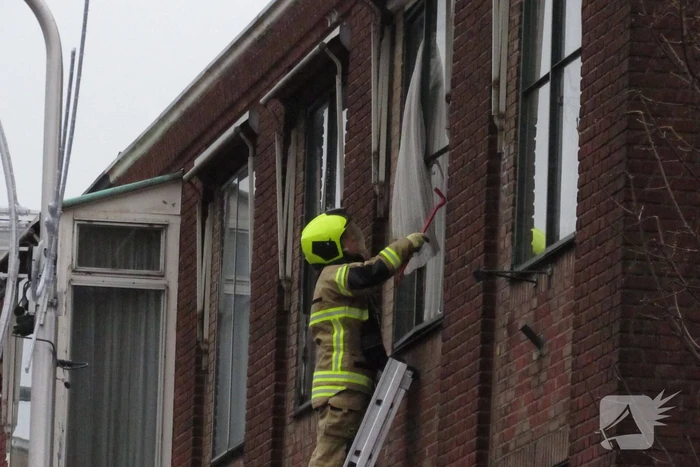 Ruit van gebouw gesprongen, brandweer ingezet