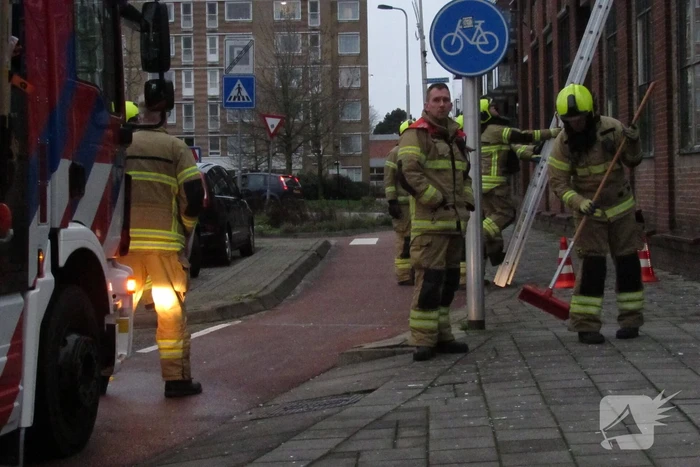 Ruit van gebouw gesprongen, brandweer ingezet
