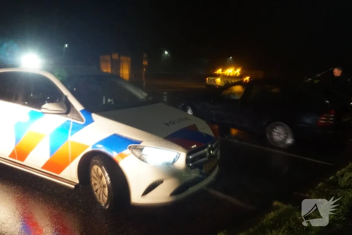 Auto op zijn kop in weiland bestuurder spoorloos