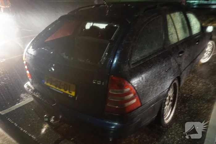 Auto op zijn kop in weiland bestuurder spoorloos