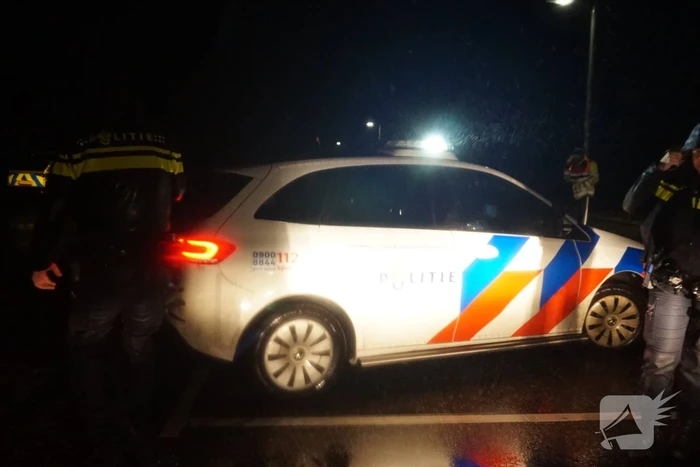 Auto op zijn kop in weiland bestuurder spoorloos