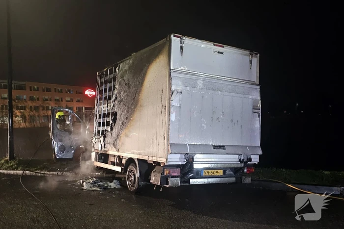 Bakwagen brandt volledig uit en tweede fiks beschadigd