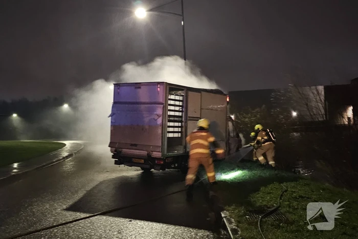 Bakwagen brandt volledig uit en tweede fiks beschadigd