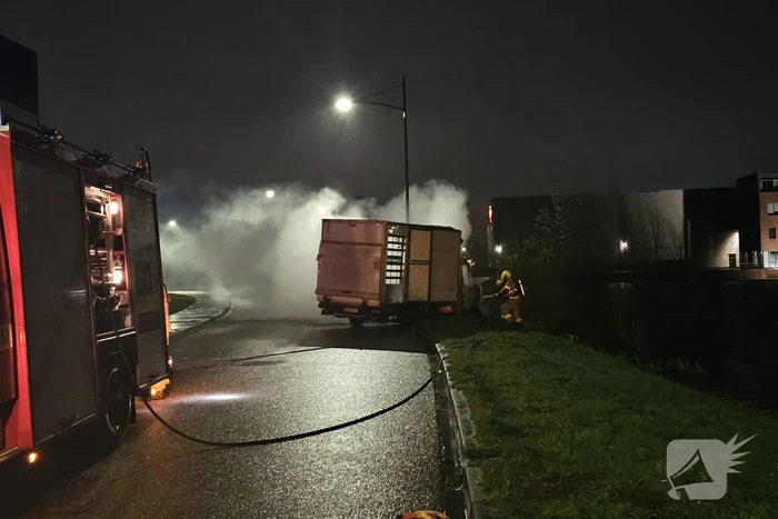 Bakwagen brandt volledig uit en tweede fiks beschadigd